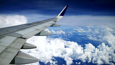 Friedlicher-Blick-Auf-Den-Blauen-Himmel-Aus-Den-Flugzeugfenstern