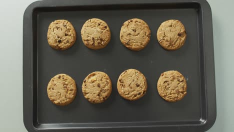 video de galletas con chocolate en la bandeja de horneado sobre fondo blanco