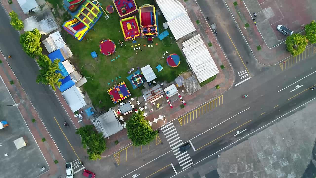 아침에 자동차가 달리는 아스팔트 도로의 항공 샷