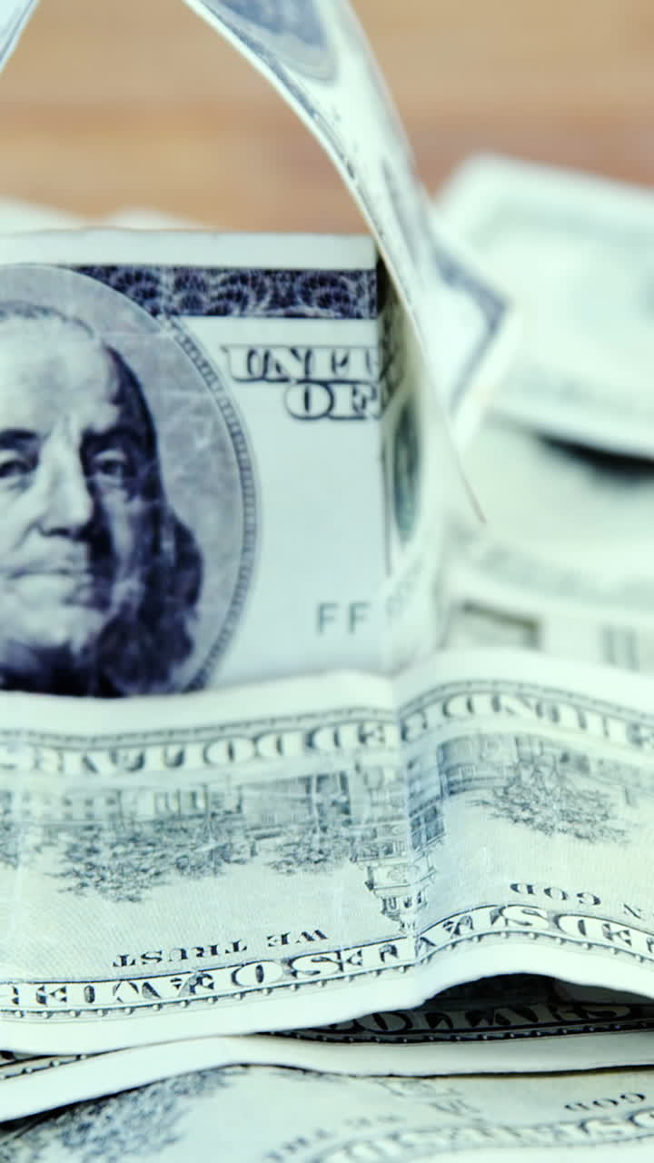 un montón de billetes de dólar esparcidos por la mesa.