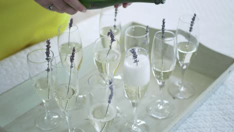 Champán-Vertido-En-Un-Hermoso-Vaso-Con-Decoración-De-Lavanda