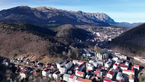 Luftüberführung-Der-Stadt-Sinaia-Zwischen-Bergen-An-Sonnigen-Tagen-Mit-Blauem-Himmel---Schöne-Bergkette-Im-Hintergrund-Im-Sommer,-Rumänien