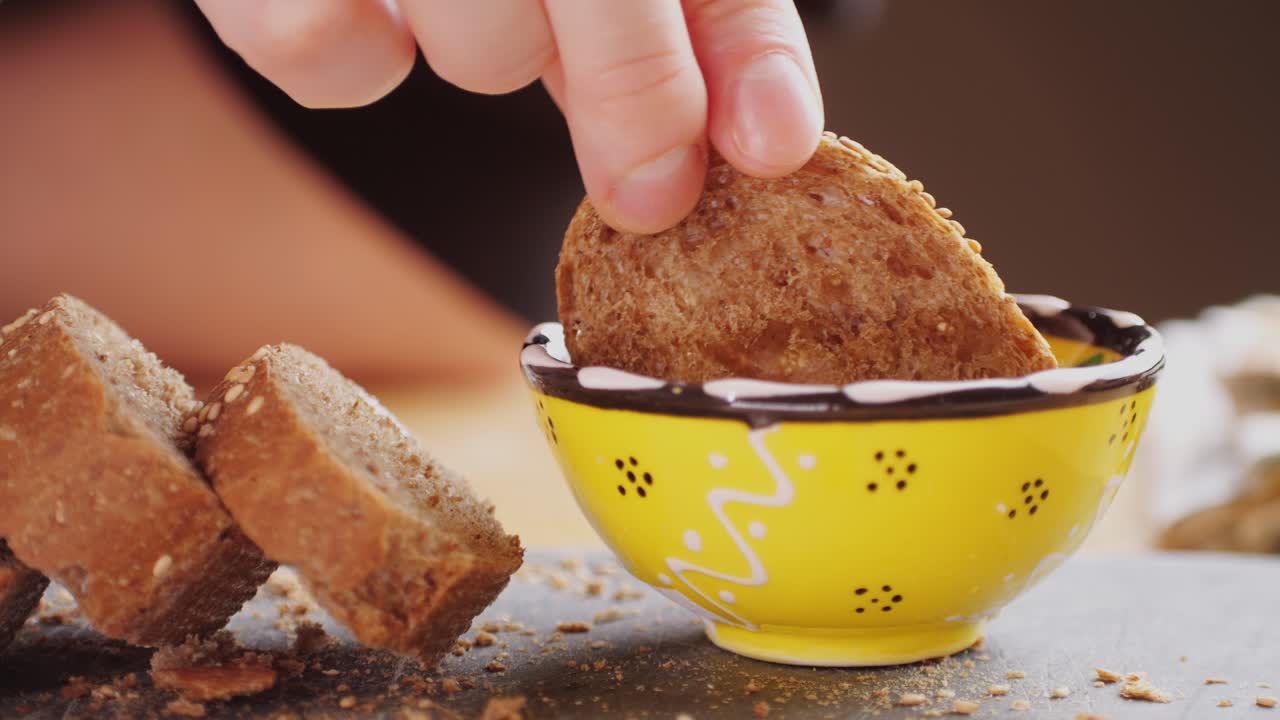 sumergir el pan en una salsa de miel