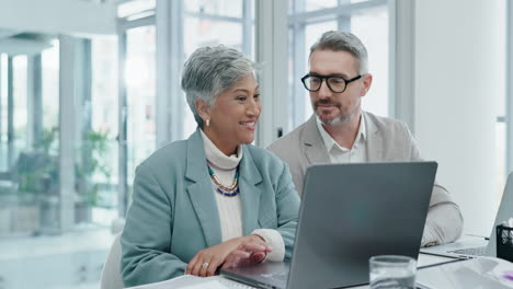reuniones, computadoras portátiles y gente de negocios planeando