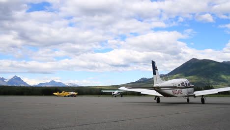 Kleines-Cessna-Flugzeug-Bereitet-Sich-Auf-Den-Start-Auf-Asphalt-Vor