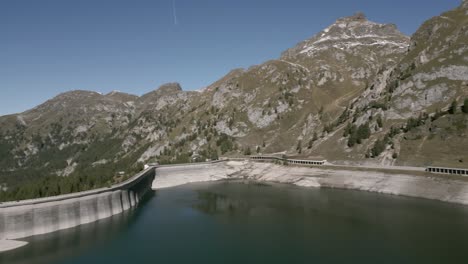 images de drone au-dessus d'un lac sur les dolomites en italie