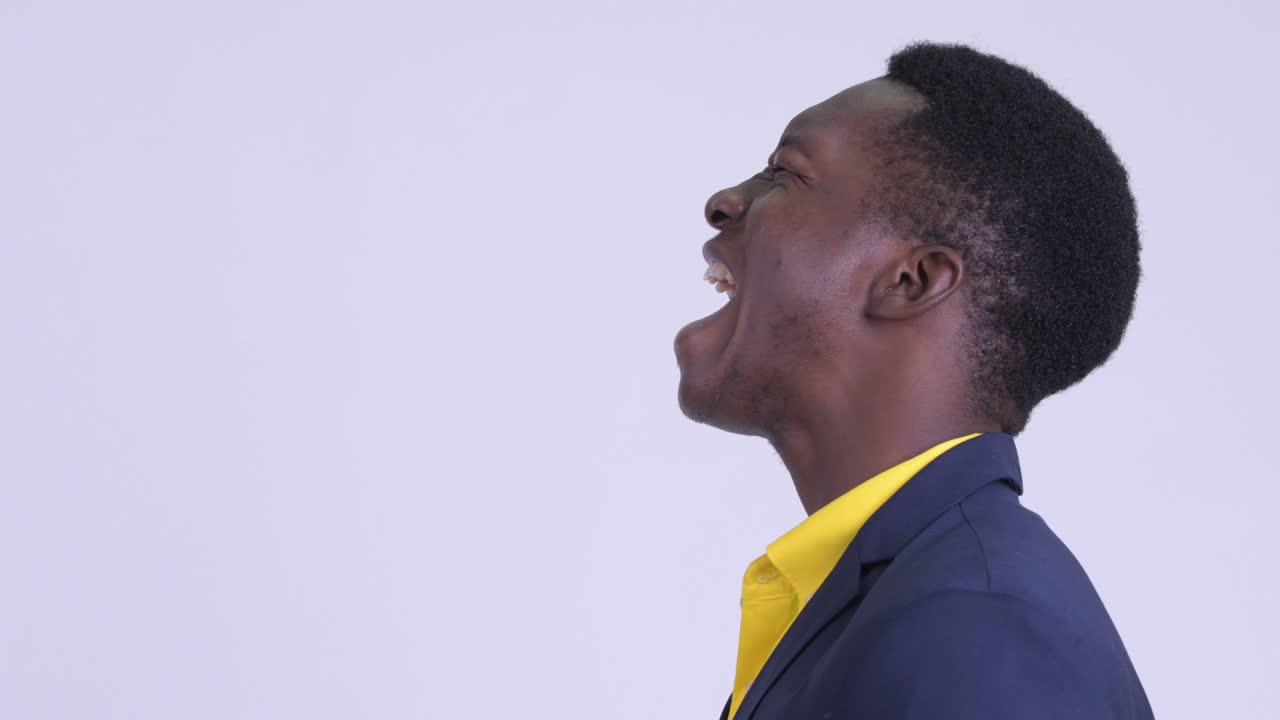 joven y guapo hombre de negocios africano en traje