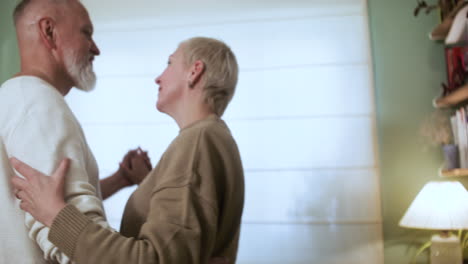 pareja bailando en casa