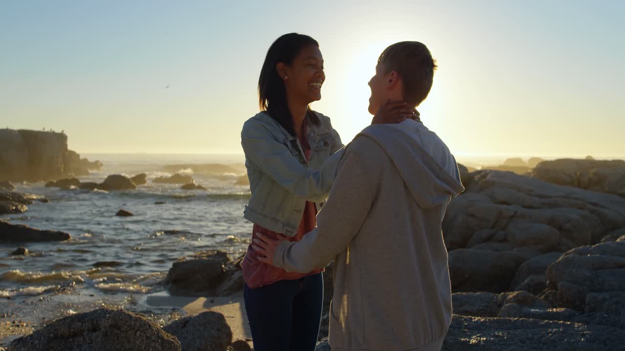 바위 해안에서 로맨스하는 커플 4k