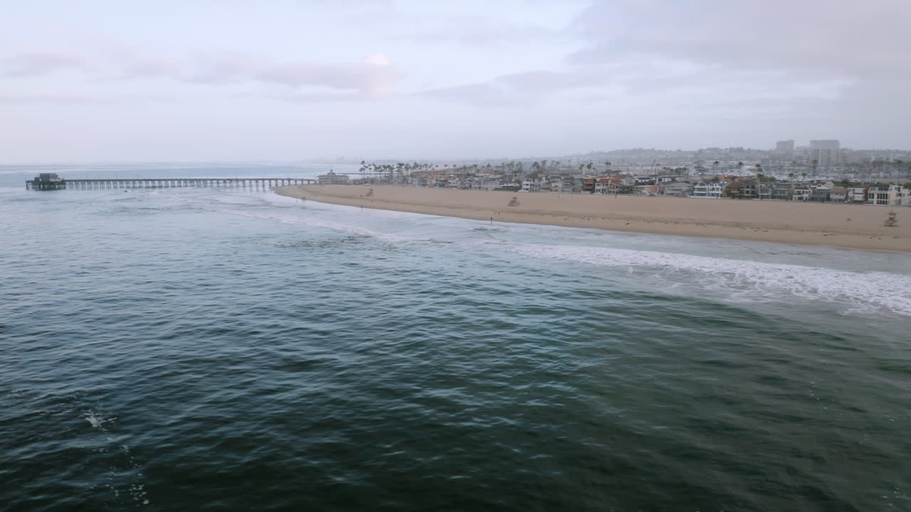 Ripresa aerea con drone di Newport Beach - 4K UHD.