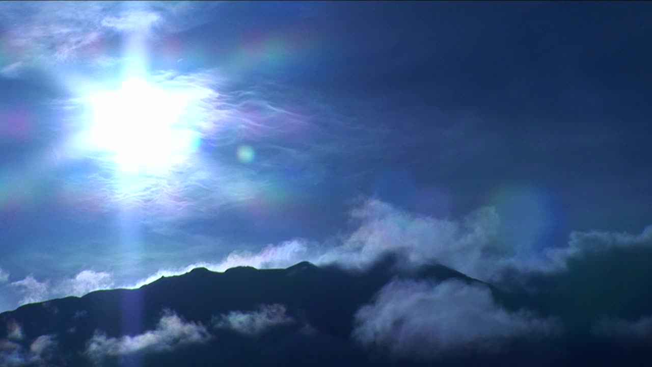 푸른 빛 아래 구름 속의 산