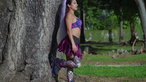 Asombrosa-Joven-Vestida-Con-Minifalda-Y-Patines-En-El-Parque-En-Un-Día-Soleado