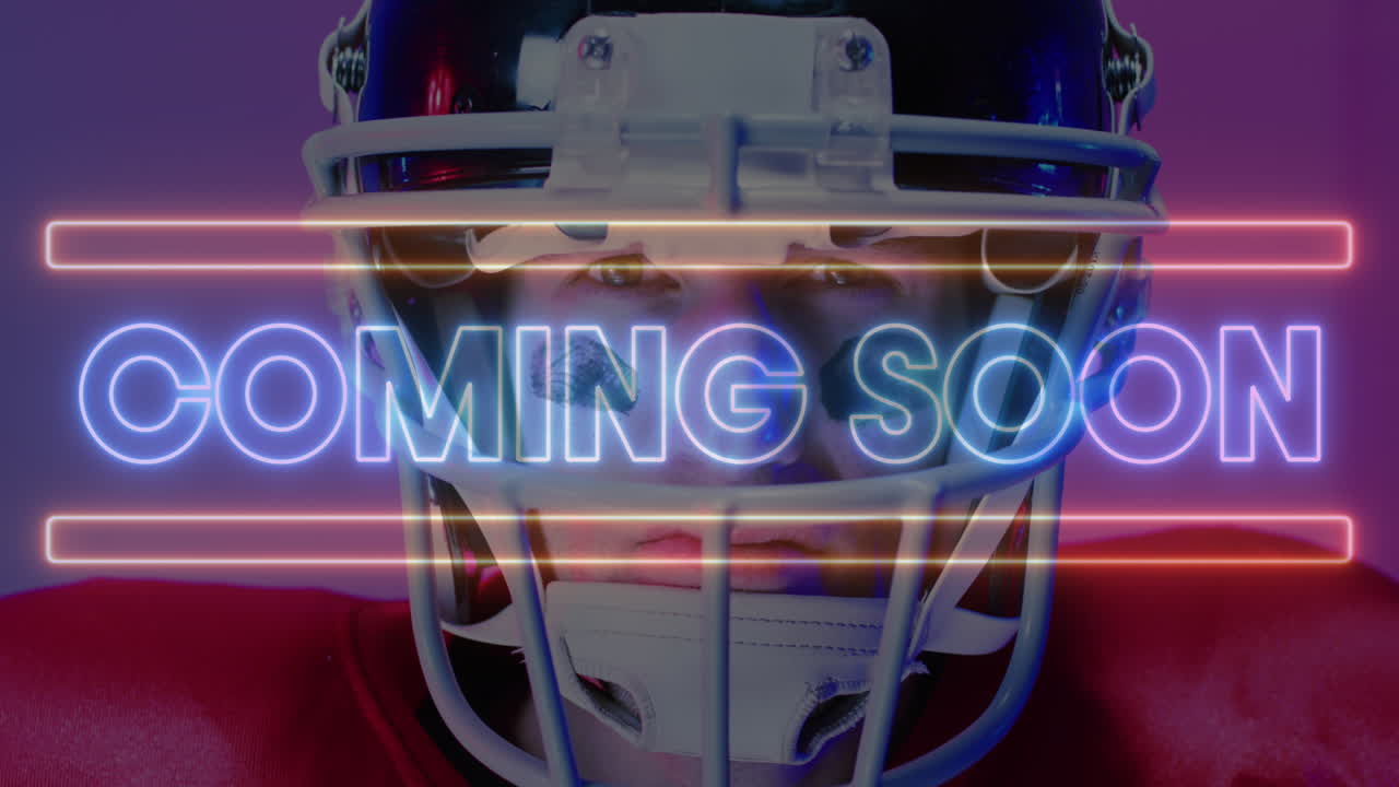 Animazione del testo 'Prossimamente' e forme neon su un giocatore di football americano su sfondo neon.