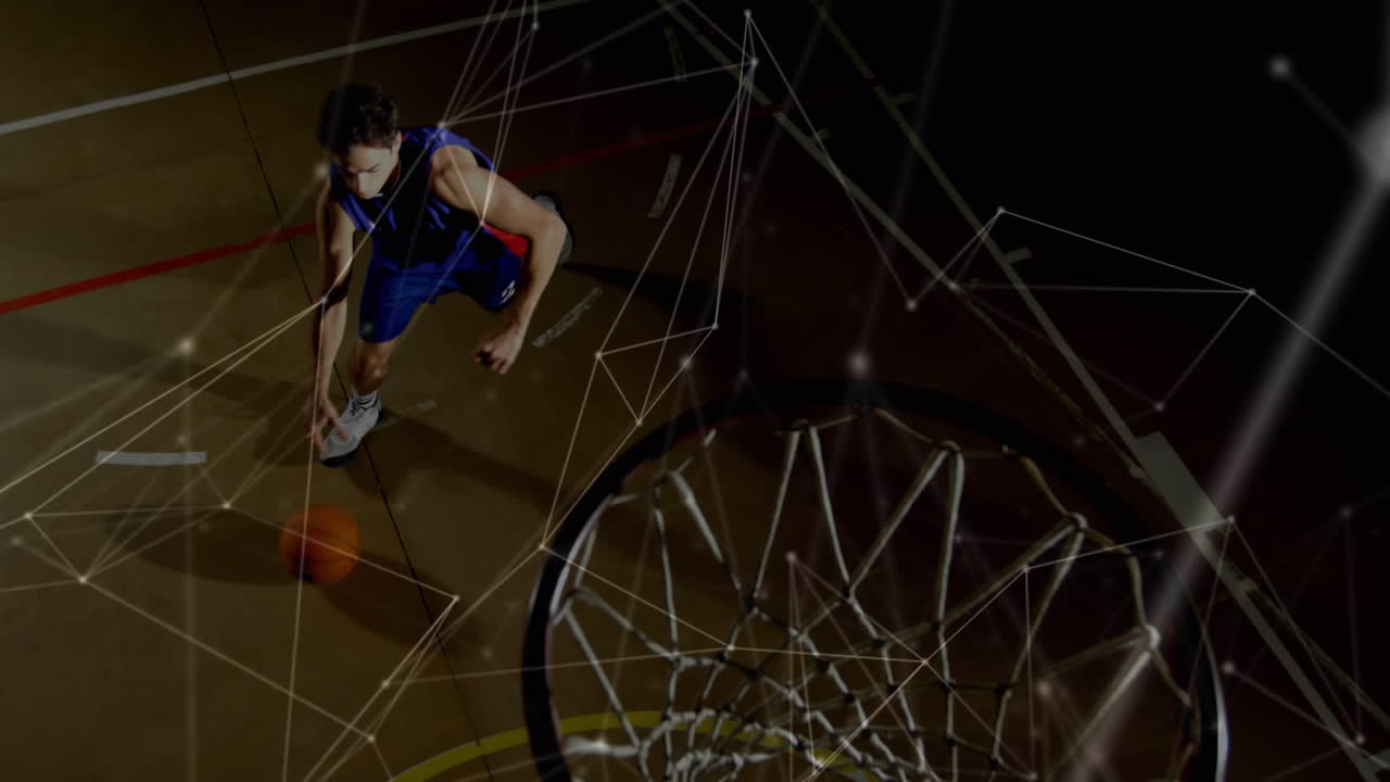 animación de redes de conexiones sobre jugador de baloncesto masculino biracial en el gimnasio