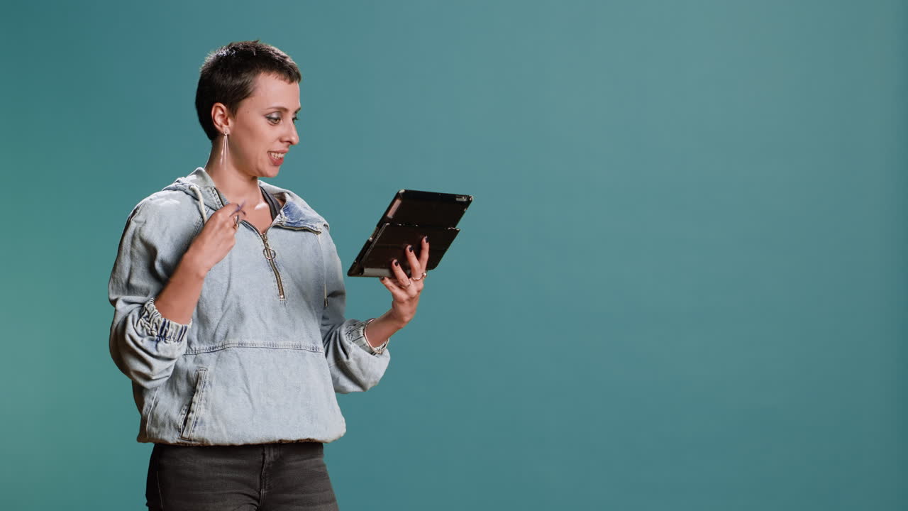 mujer usando una tableta