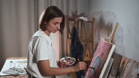 una mujer creando una obra maestra.