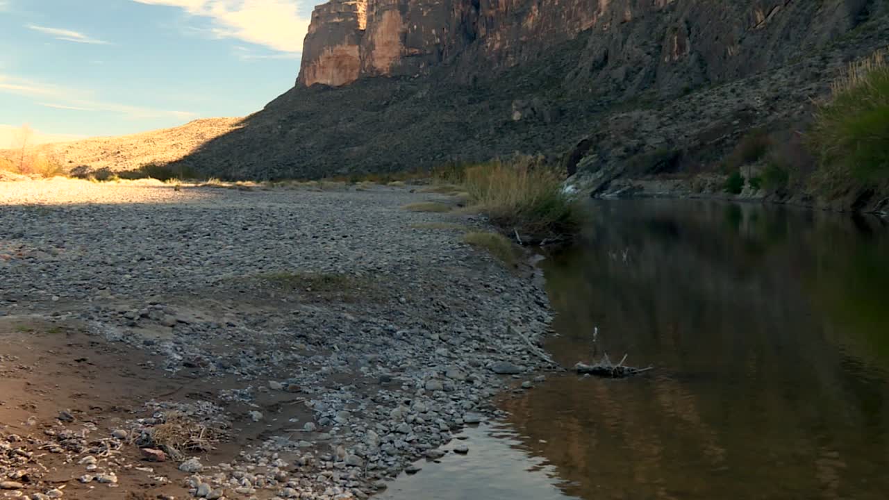 río tranquilo en el desierto rocoso y el paisaje del acantilado del cañón en texas, ee.uu.
