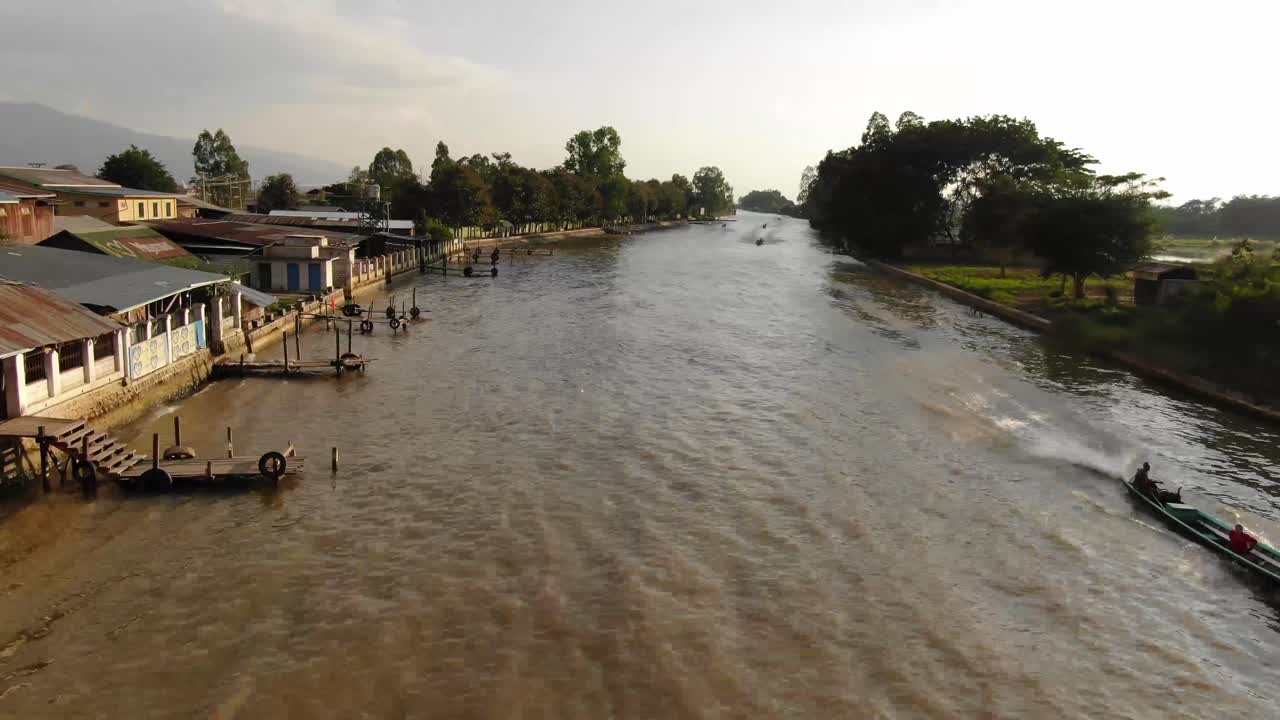 강에서 inle 호수로 운전하는 보트, nyaung shwe 미얀마