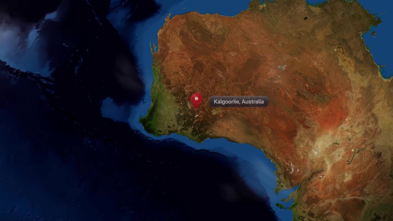 La vista satelital hace zoom desde la órbita espacial global directamente a Kalgoorlie en Australia Occidental. Incluye imágenes de dominio público de la NASA