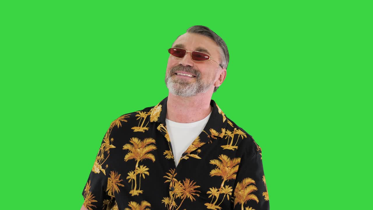 turista de edad avanzada con gafas de sol caminando en una pantalla verde, llave de croma