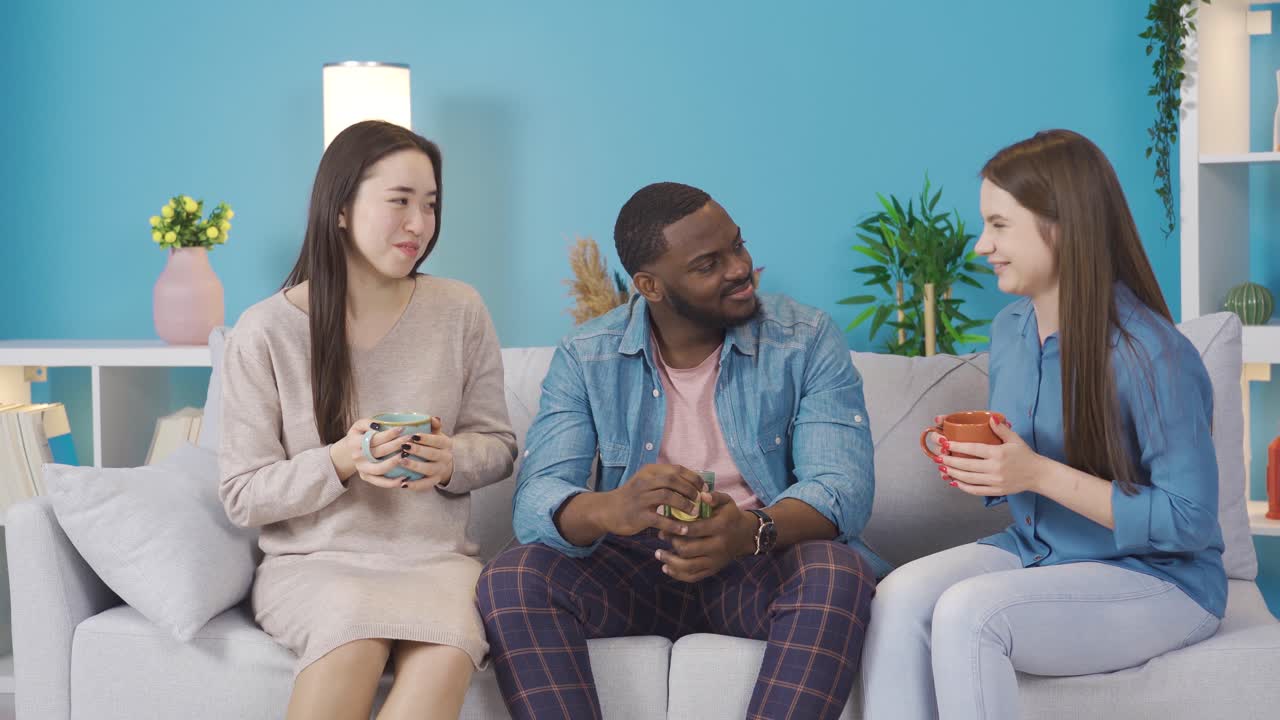 집에서 다민족 친구 환경. 유럽, 아시아 및 아프리카 청소년.