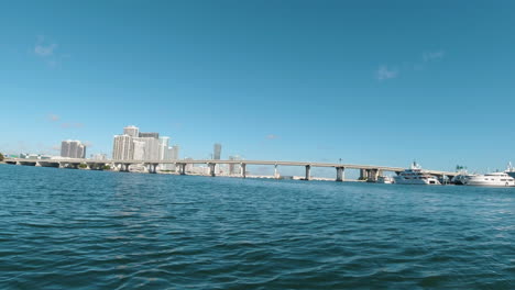 Blick-Von-Einem-Kleinen-Boot,-Das-In-Der-Nähe-Der-Biscayne-Bay-Bridge-In-Miami,-Florida,-Nach-Links-Abbiegt