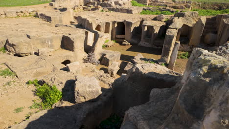 Perspectiva-De-Las-Antiguas-Tumbas-De-Los-Reyes,-Que-Muestra-Una-Compleja-Red-De-Tumbas-Excavadas-En-La-Roca.