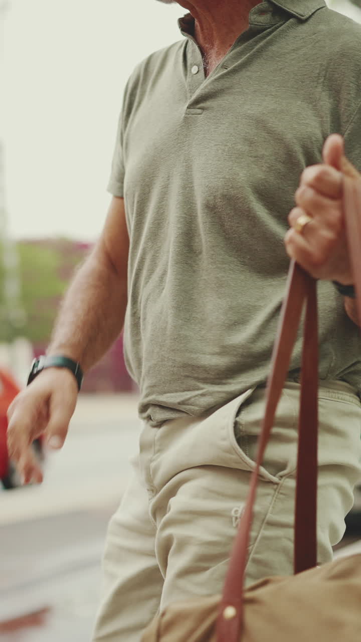 un hombre caminando por la calle