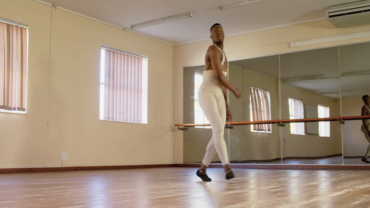 Ballerino di danza classica che balla in studio 4k