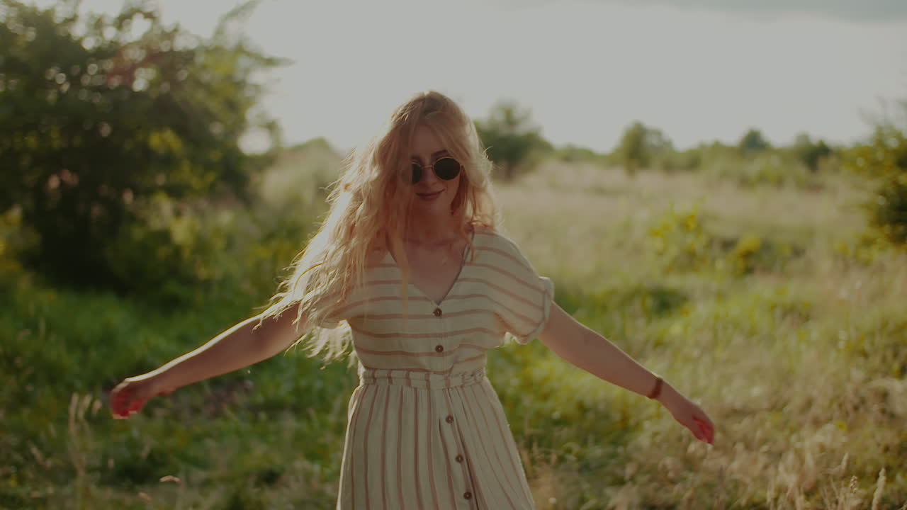 행복 매력적인 즐거운 여자 히피 춤과 태양에서 걷기 1