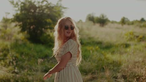feliz, atractiva, alegre, mujer, hippie, bailando, y, ambulante, en, el, sol, 1