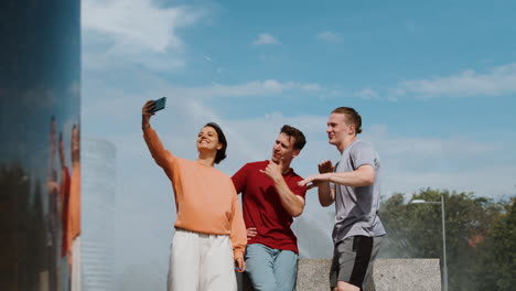 amigos tomándose selfies