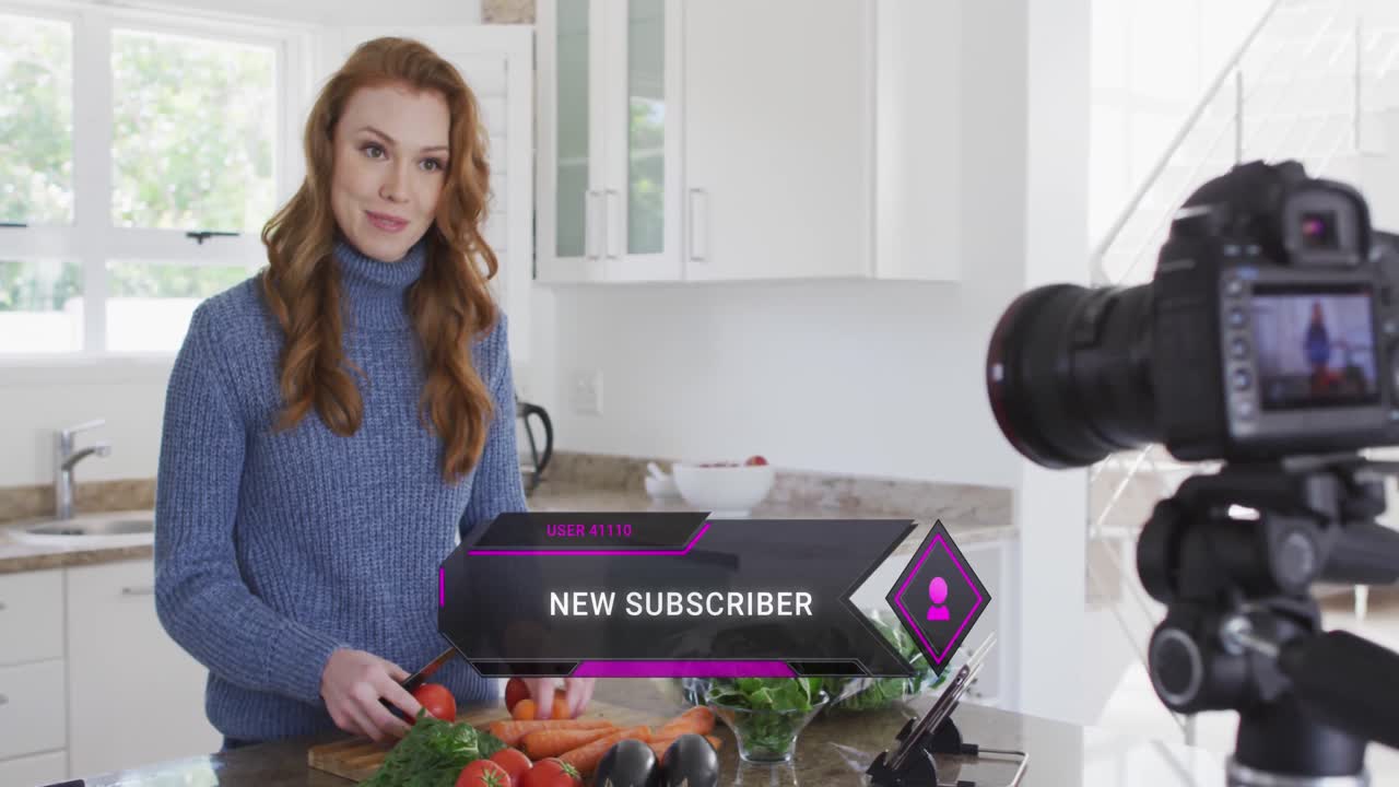 animación de interfaz digital y procesamiento de datos sobre mujer caucásica grabando vlog de comida