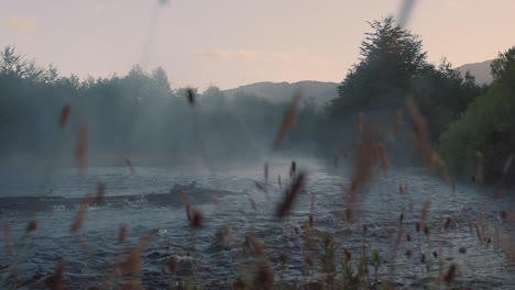 El-Agua-Fluye-En-Un-Río-Al-Atardecer