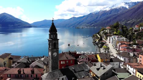 Drohnenaufnahmen-Einer-Kleinen-Stadt-Mit-Einer-Großen-Kirche-In-Den-Schweizer-Alpen