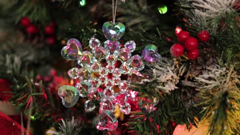 Árbol-De-Navidad-Con-Copos-De-Nieve-De-Cristal-Y-Adornos-En-Primer-Plano.