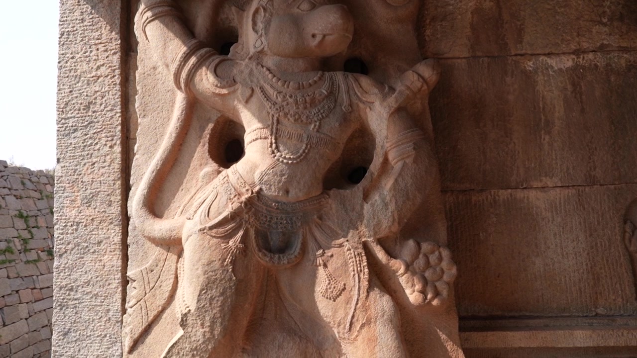 Scultura in pietra del Dio indù Hanuman, Hampi, Karnataka, India