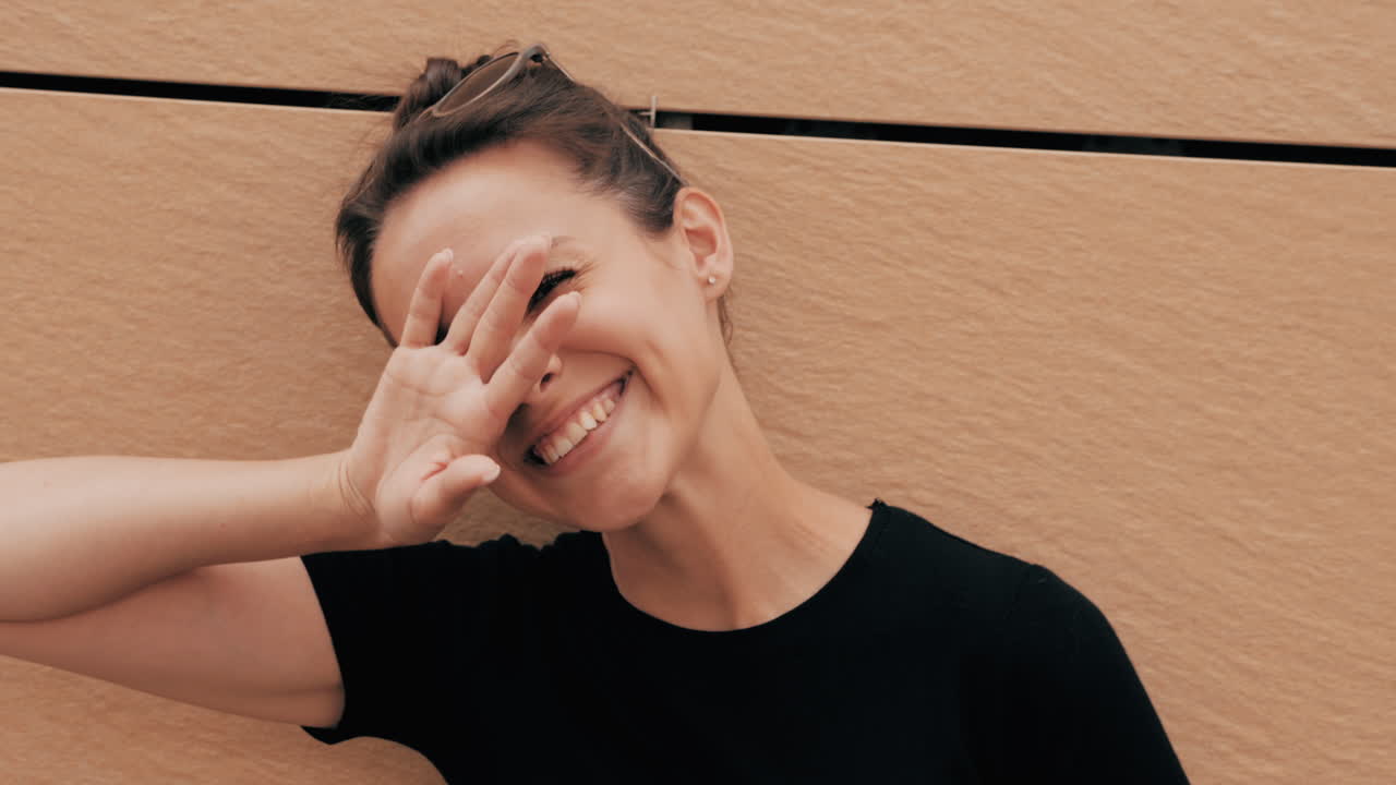 mujer feliz sonriendo al aire libre