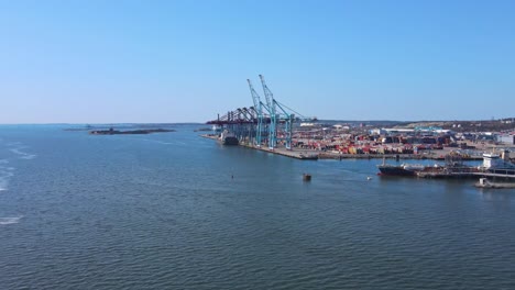 grúa panamax en la terminal de contenedores con vista al río gota alv en gotemburgo, suecia