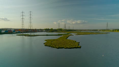 saque la toma de bajo nivel con el aumento de las torres de transmisión de alto voltaje a lo largo de los humedales de southampton