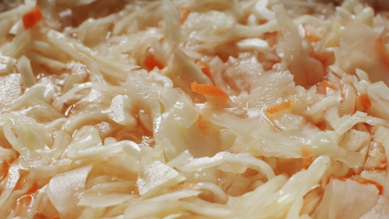 Vasetti per conserve di crauti, una varietà di cavolo fermentato. Crauti fatti in casa con carota e cavolo cappuccio con barbabietola su un tavolo di legno. Alimento fermentato