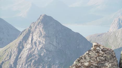 Berge-Mit-Felsigem-Gelände-In-Lonketinden,-Südinsel-Senja,-Norwegen