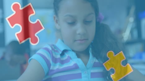animación de piezas de rompecabezas sobre una tableta de escolares biraciales