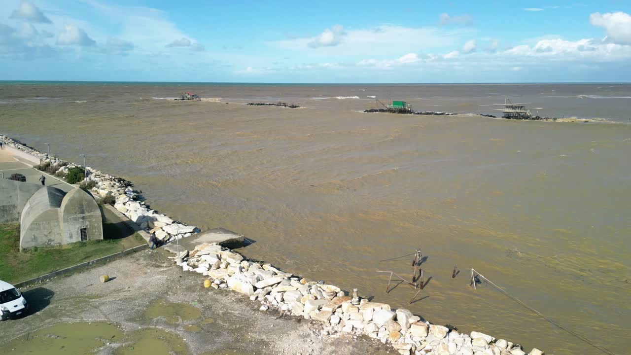 vista aérea de las secuelas de la tormenta ciaran que golpeó el puerto de marina di pisa, toscana, italia
