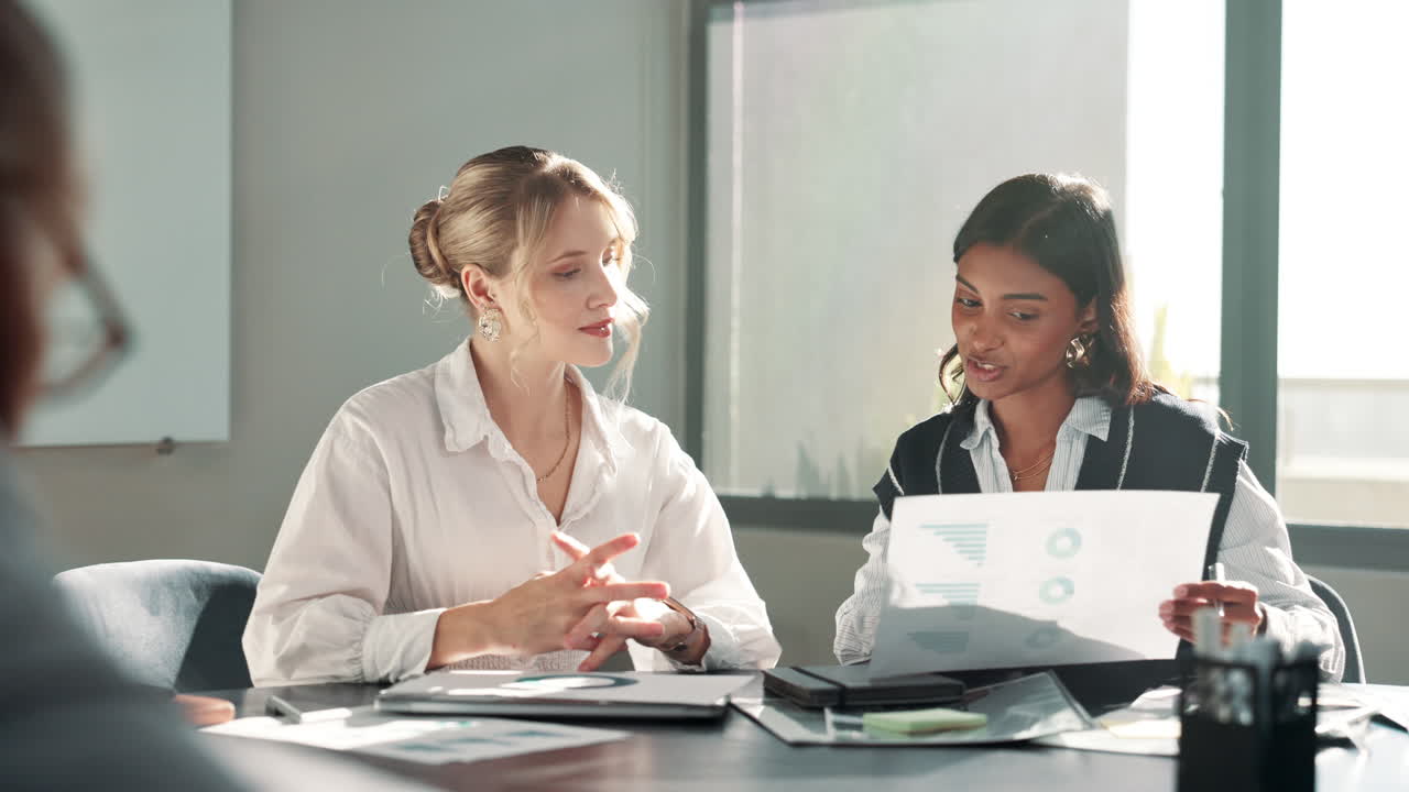 Geschäftsmeeting mit zwei Frauen, die im Büro Diagramme besprechen