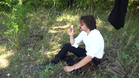 el poeta húngaro sandor petofi descansando en un campo sombreado disfrutando de un refrigerio.