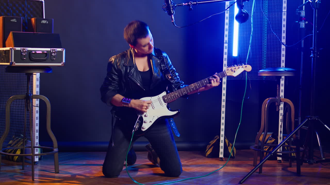 Kitaristi esittää rockmusiikkia studiossa