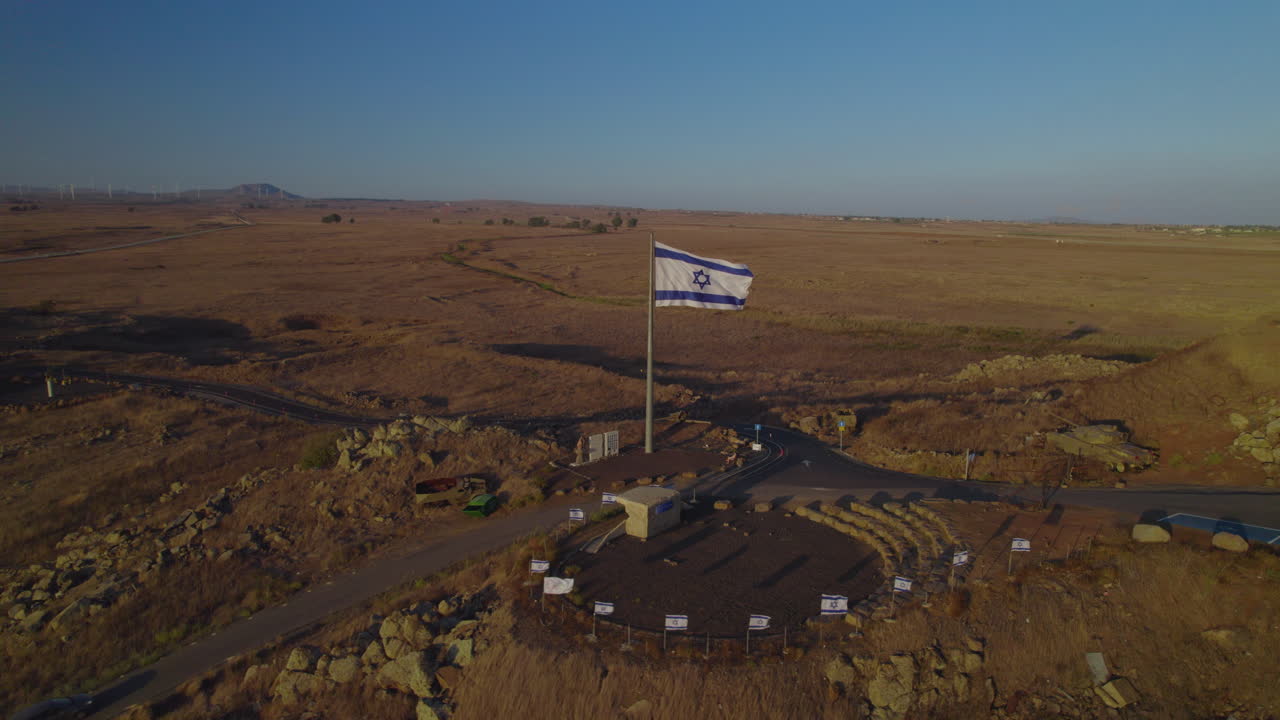Det israelske flagget som et minnesmerke over IDF-soldater som ble drept i krigen mot Syria. Besøkende kommer til Mitzvah Tel Saki for å se den underjordiske bunkeren og grensen mellom landene