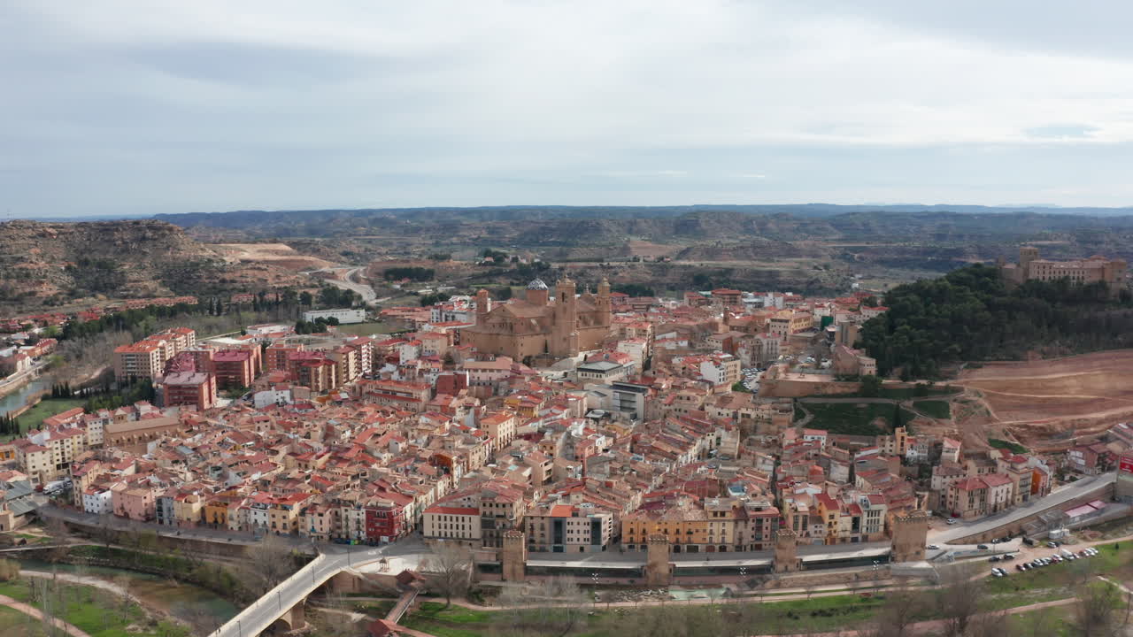 voando em direção à cidade de alcaniz, espanha. dia nublado, província de teruel.