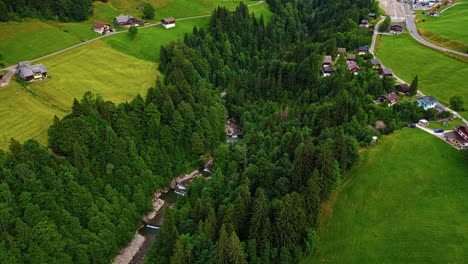 Vista-Aérea-Panorámica-Del-Pueblo-De-Sorenberg-En-Los-Alpes-Suizos,-Hermoso-Pueblo-Europeo,-Suiza,-Europa